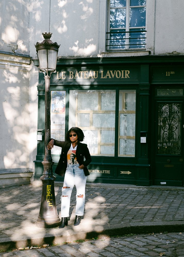 Jazzmine leaning against lamppost in front of Le Bateau Lavoir.