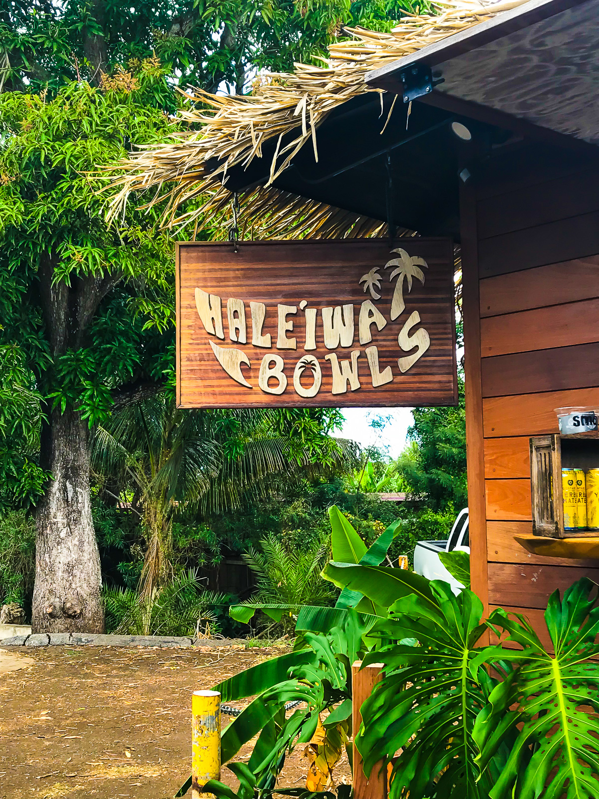 wooden sign reading Hale'iwa Bowls.