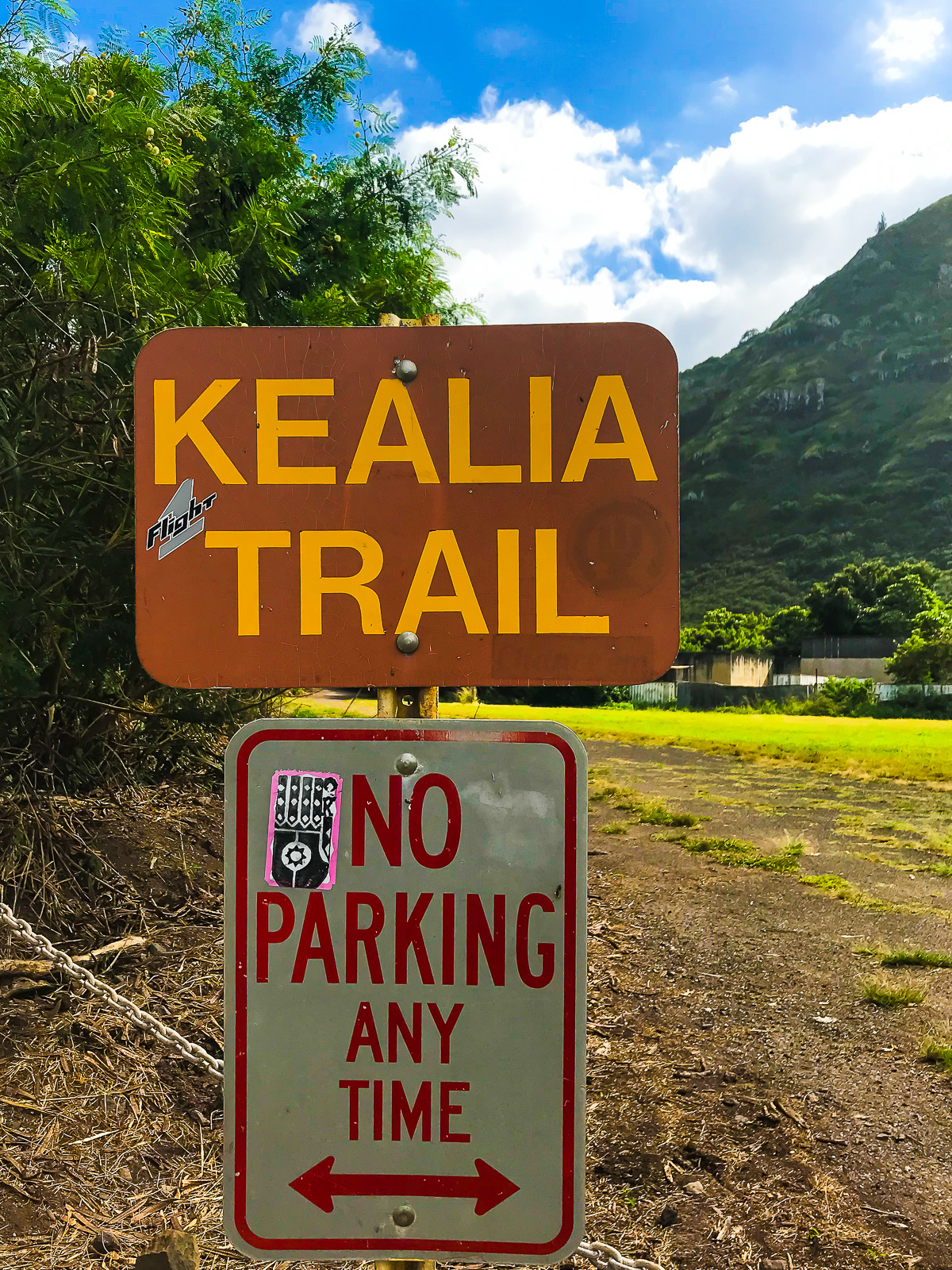 sign reading "Kealia Trail No Parking Anytime."