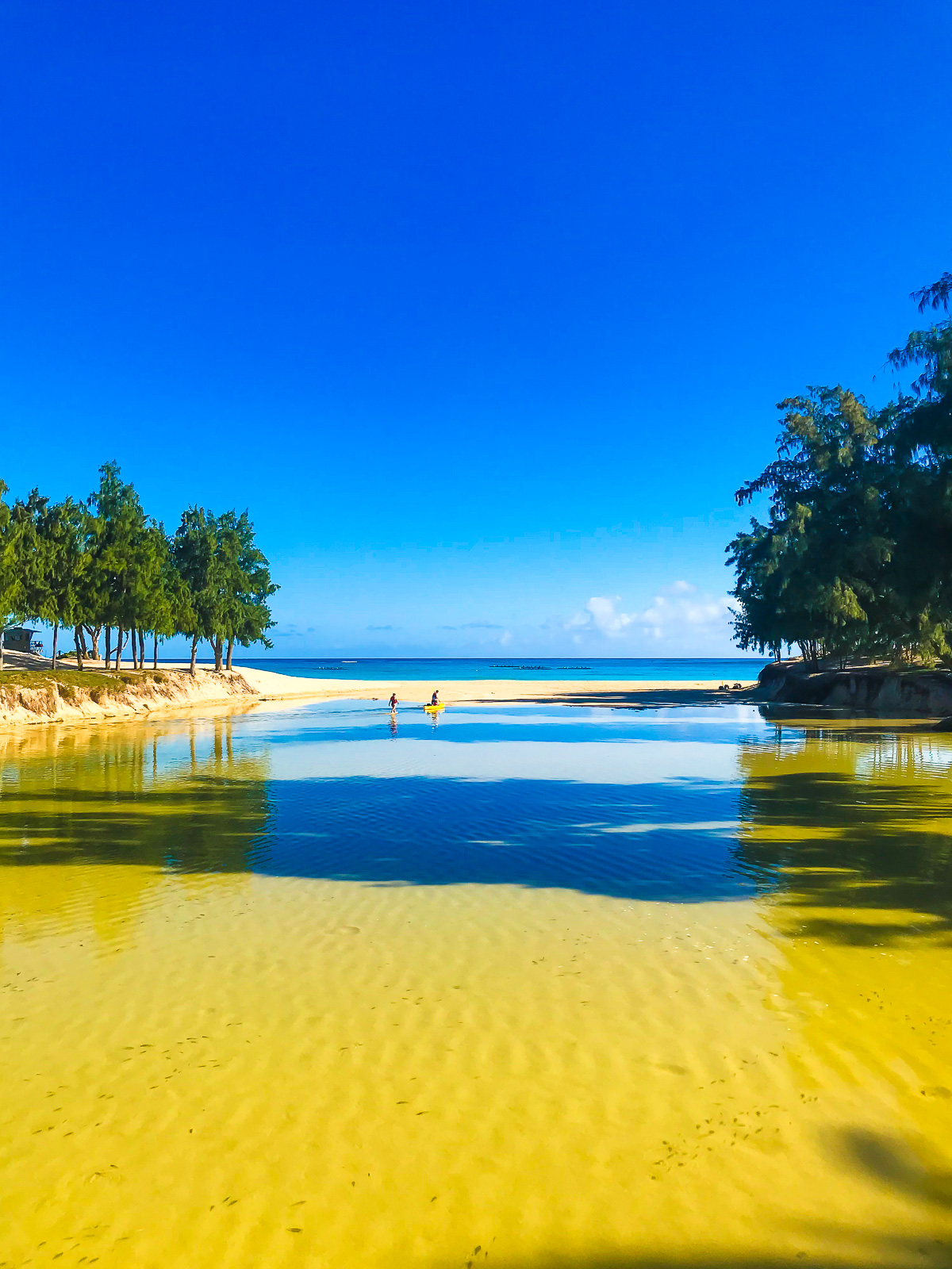 couple kayaking through inlet to Kailua Beach.