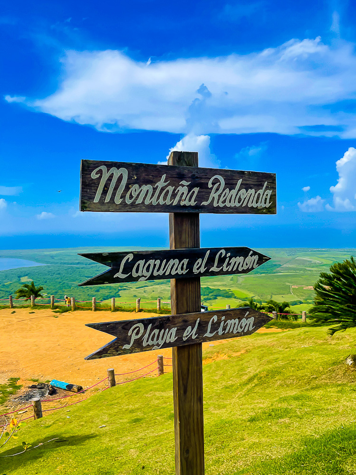 painted wooden sign that reads "Montaña Redonda, Laguna el Limón, Playa el Limón."