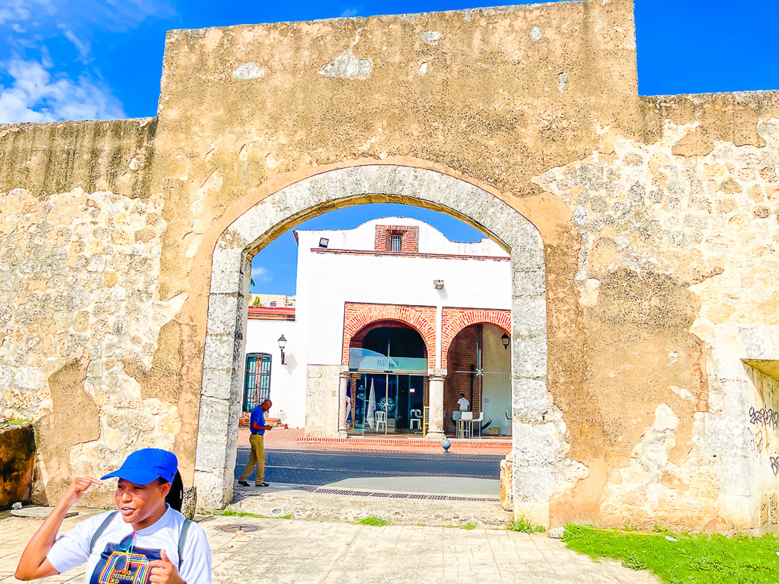 local historian, Ruth, leading the Historia Oculta Tour Decolonial in Santo Domingo's zona colonial.