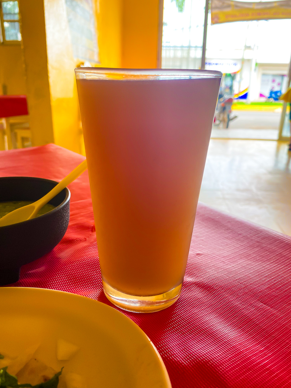 vaso de agua fresca tamarindo en Taqueria Los Sera's Cozumel, Q. Roo, Mexico.