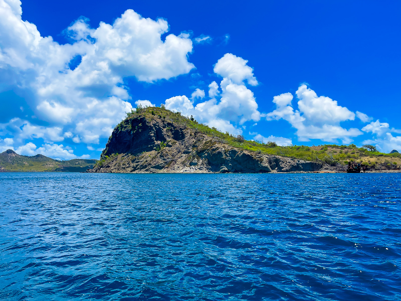 uninhabited islet off the coast of Carriacou in Grenada's Caribbean archipelago.
